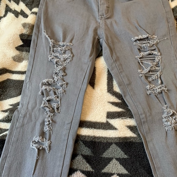 🆕 Hype Gray Distressed Skinny Jeans Size: 9 - Picture 4 of 8